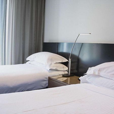 The Como Melburne Exterior foto A lamp on a bedside table