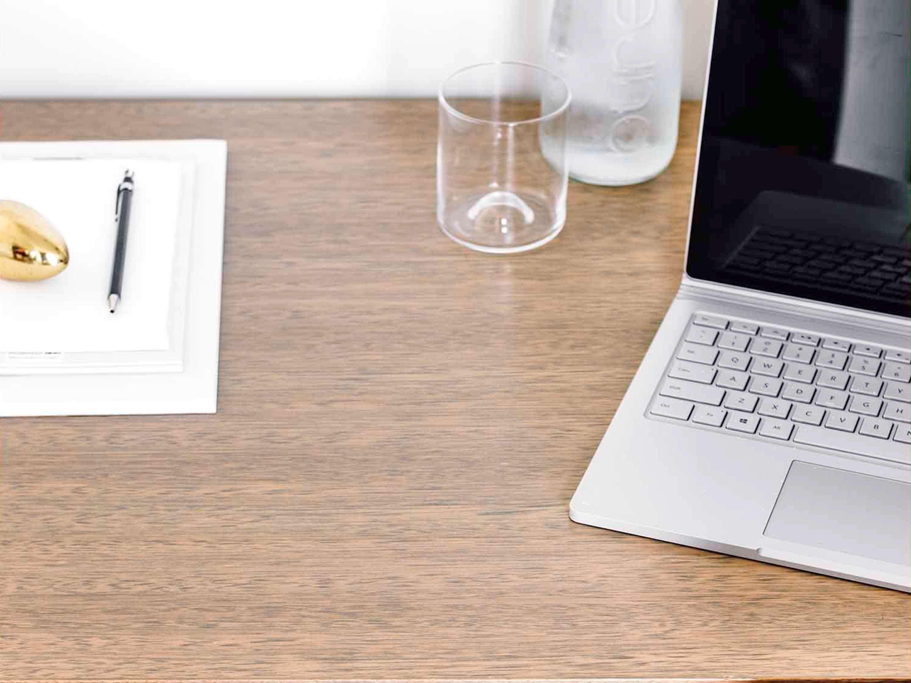 The Como Melburne Exterior foto A desk with a laptop and a notebook