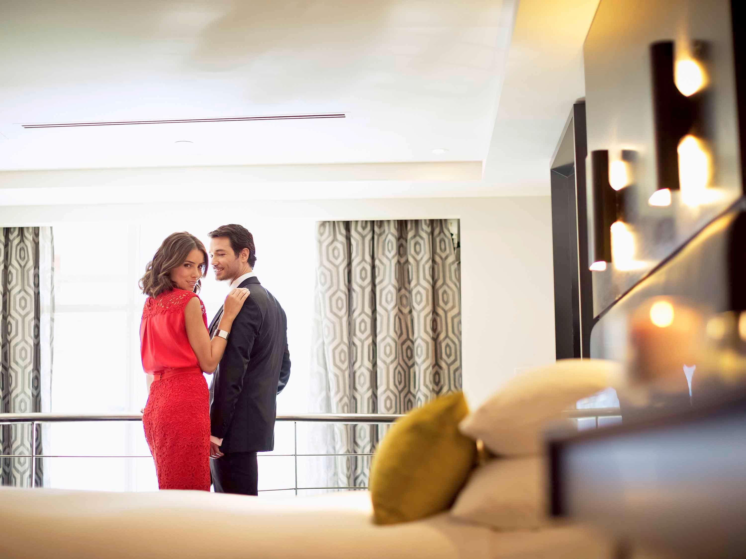 The Como Melburne Exterior foto A couple in a hotel room