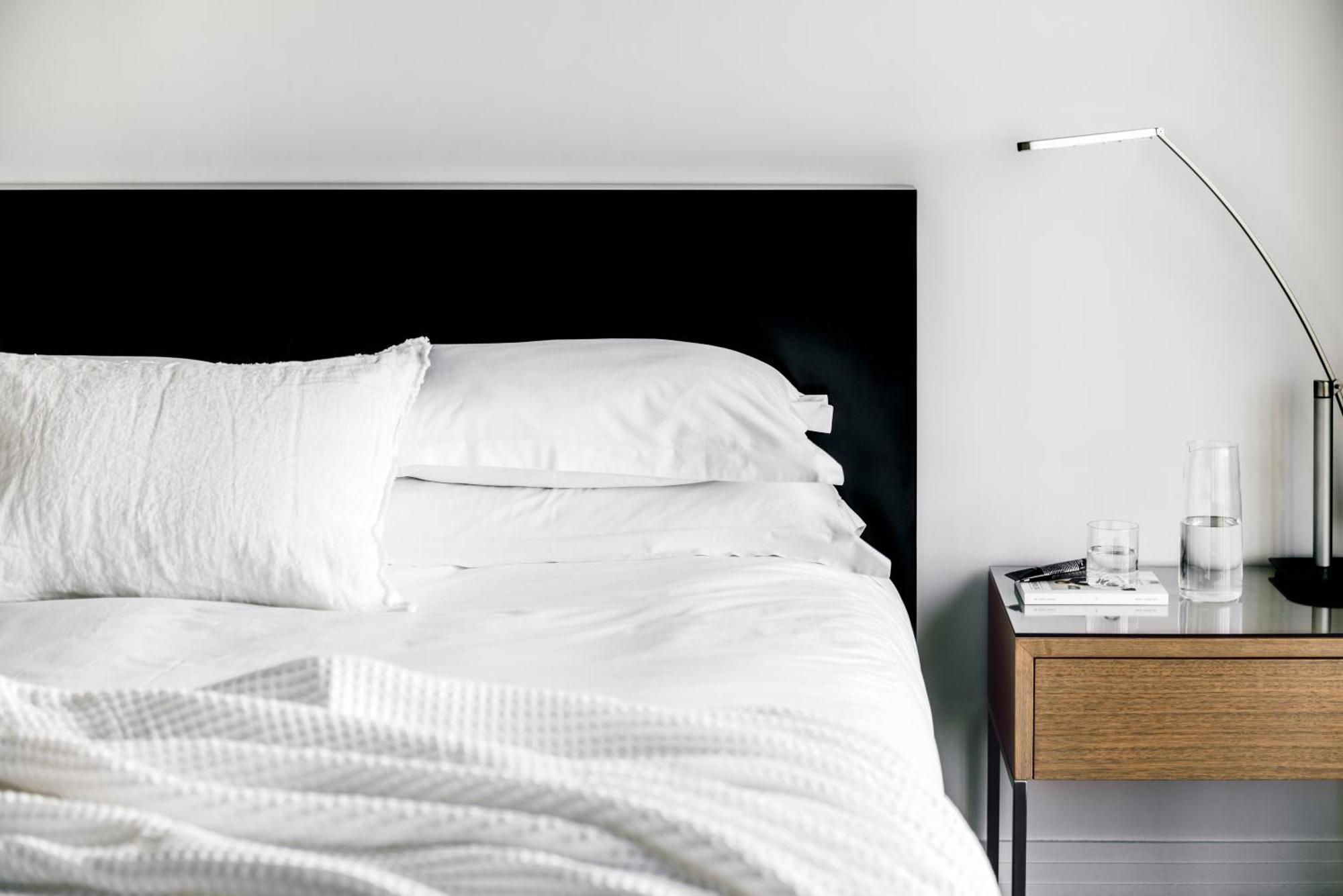 The Como Melburne Exterior foto A bed with a black headboard