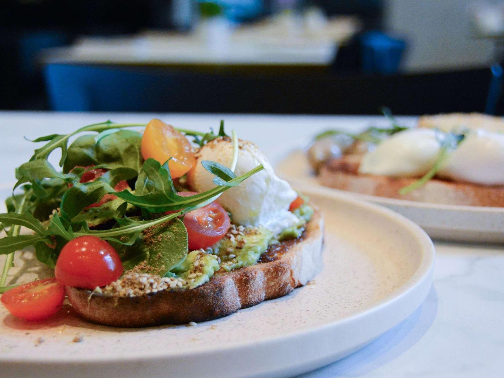 The Como Melburne Exterior foto Avocado on toast with rocket, cherry tomatoes and goat's cheese