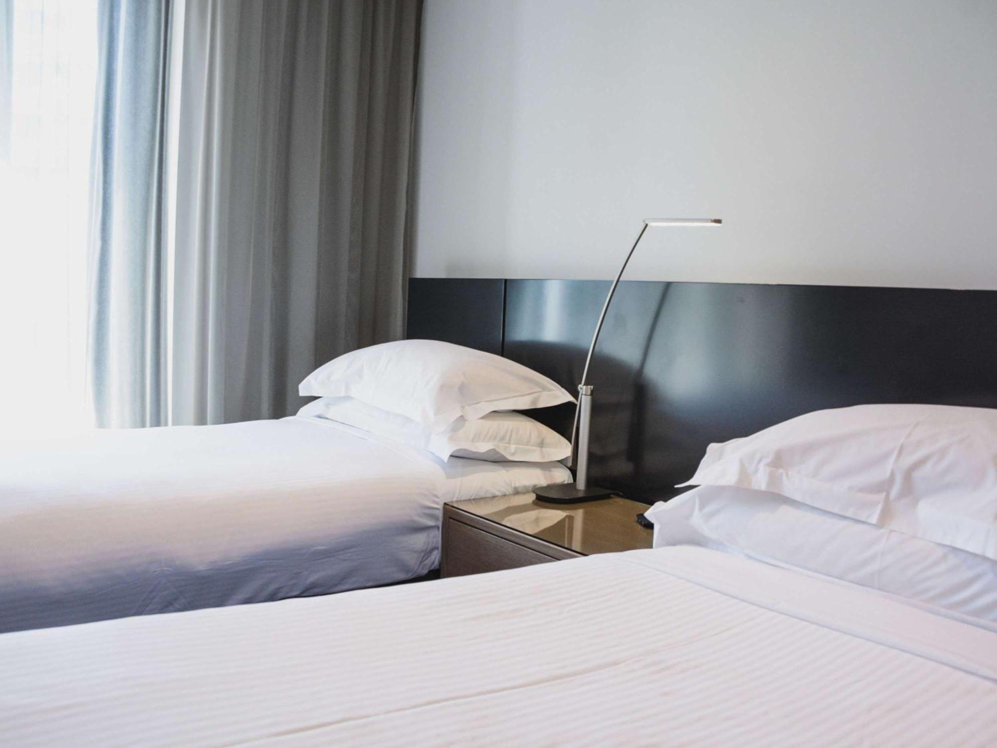 The Como Melburne Exterior foto A lamp on a bedside table
