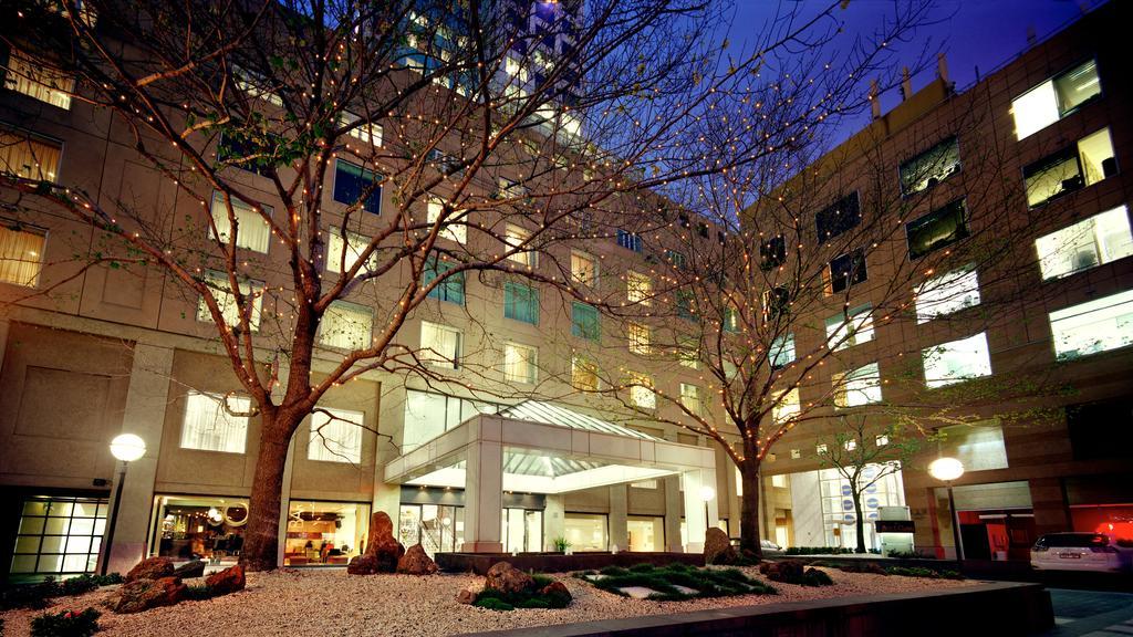 The Como Melburne Exterior foto The courtyard at the Mayo Clinic in Rochester, Minnesota